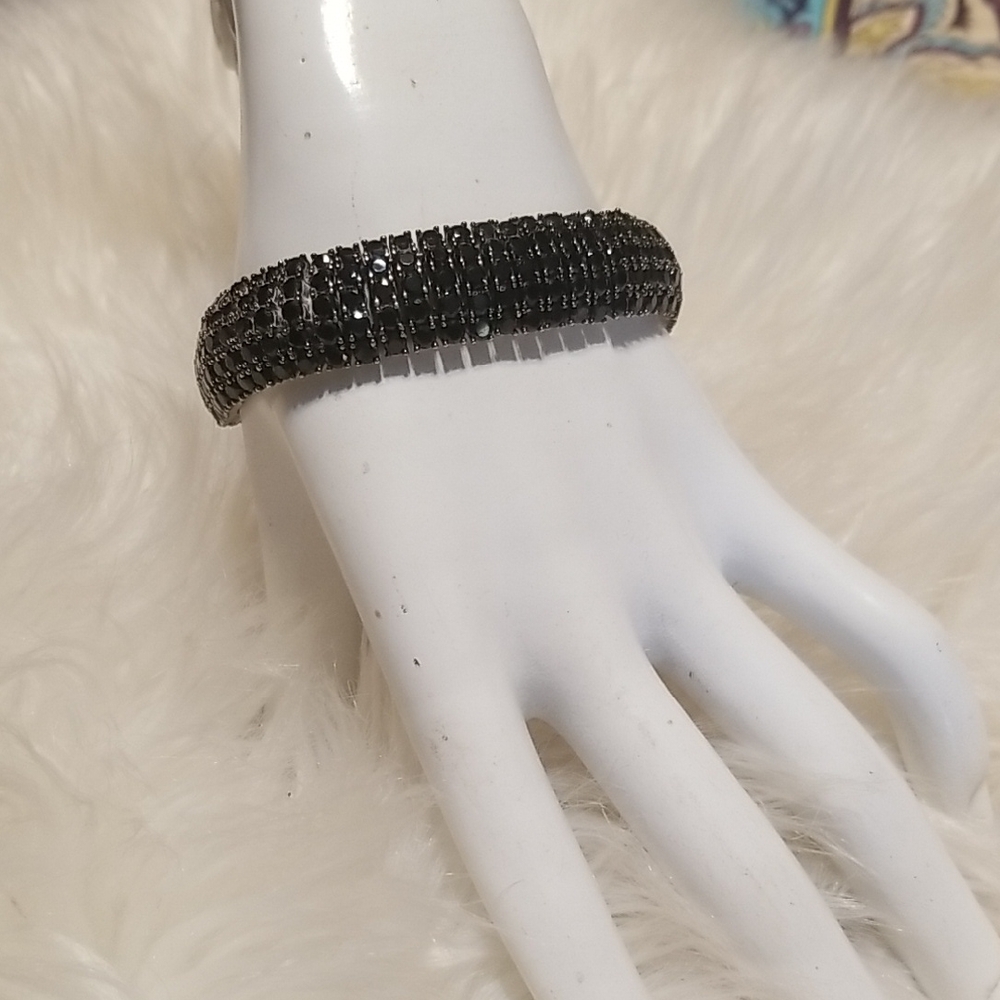 BLACK SPINEL BRACELET, 7"  4-row Large Carat Weight With Safety Clasp, EUC J17